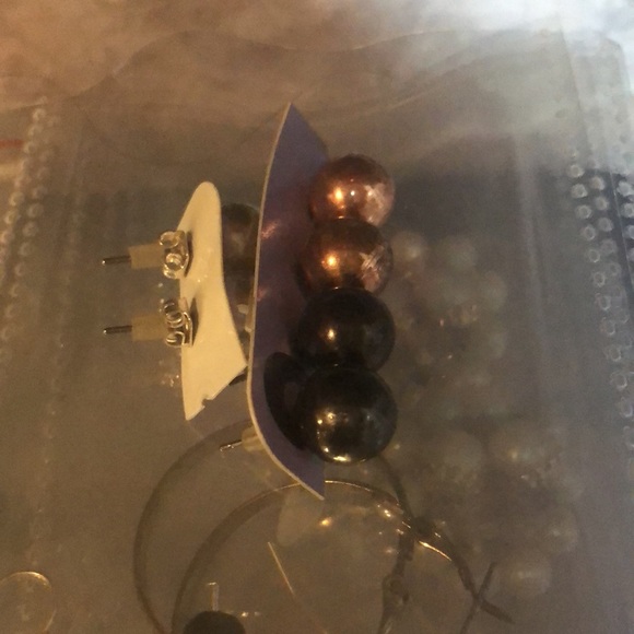 45 pair of earrings with a travel seperator booklet included - Picture 8 of 17